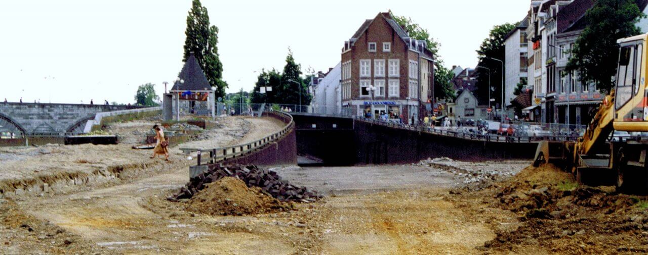 1920px-20010708_Maastricht;_Maasboulevard_under_reconstruction_(cropped)